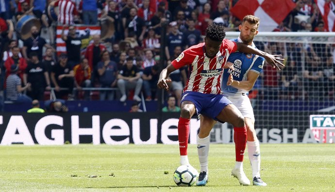 Thomas Partey protege el balón ante Baptistao en el Atlético-Espanyol de 2017
