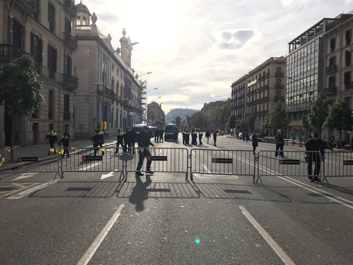 Els Mossos retiren el cordó policial de la Llotja de Mar