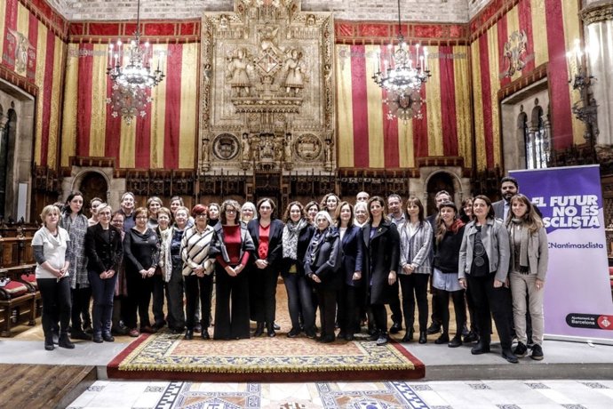 Ada Colau, regidors de l'Ajuntament de Barcelona i membres d'entitats LGTB