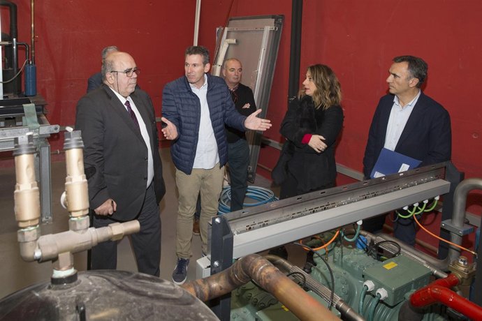 Oria en la fábrica de hielo de Laredo