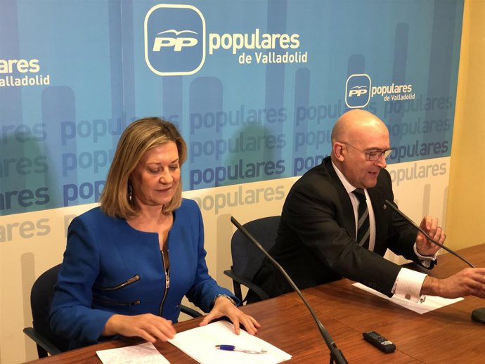 Pilar del Olmo y Jesús Julio Carnero en rueda de prensa