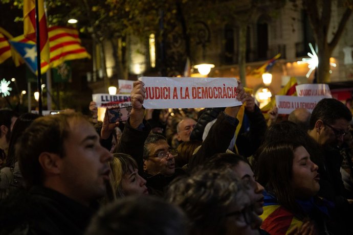 Manifestació unitària 'Tombem el Règim' convocada per la Comissió 21D