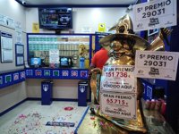 La administración del Centro Comercial Dos Mares de San Javier vende un décimo del quinto premio '29031'