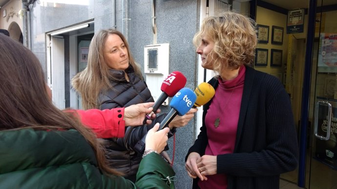 La lotera, Pèrsida Pastalle, atendiendo a los medios