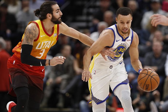 Ricky Rubio (Utah Jazz) y Stephen Curry (Golden State Warriors)