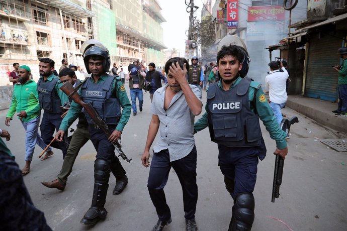 Simpatizantes del Partido Nacionalista Bangladés (BNP) detenidos por la policía