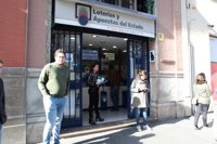 La administración 'El gato negro' de Sevilla celebra el reparto de casi un millón de euros del 2.308