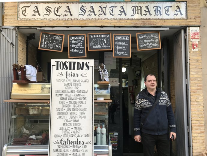 Luis Pescador es propietario de la Tasca Santa Marta.