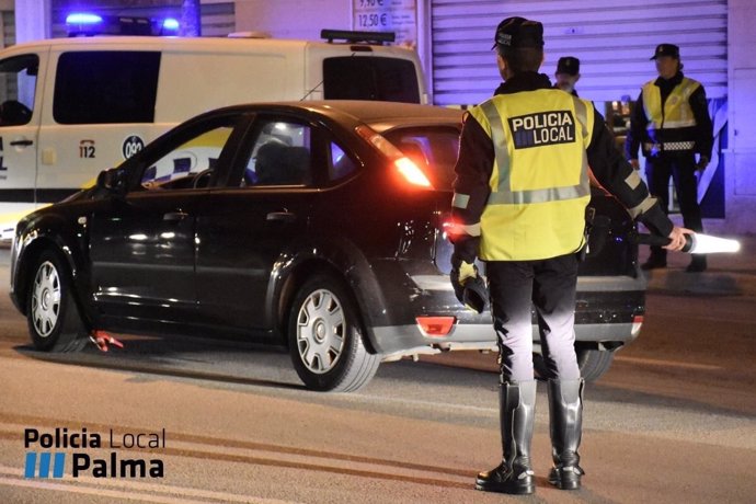 Agente de la Policía Local de Palma controlando el tráfico