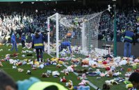 El Benito Villamarín inunda el campo con una lluvia solidaria de peluches