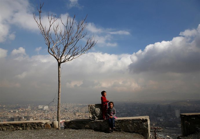 Niños en una colina junto a Kabul