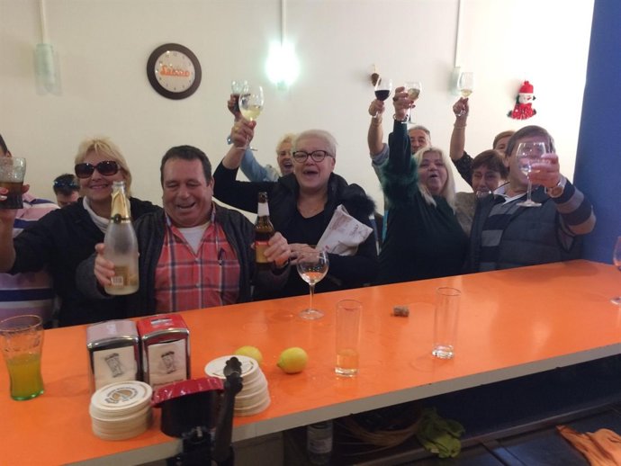 Vecinos festejando el 'Gordo' del Sorteo de Navidad en Can Picafort