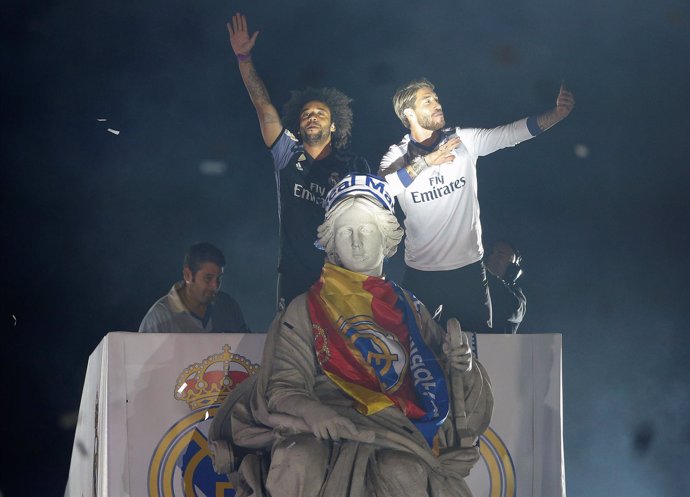 Sergio Ramos y Marcelo celebran en la Cibeles el título de Liga
