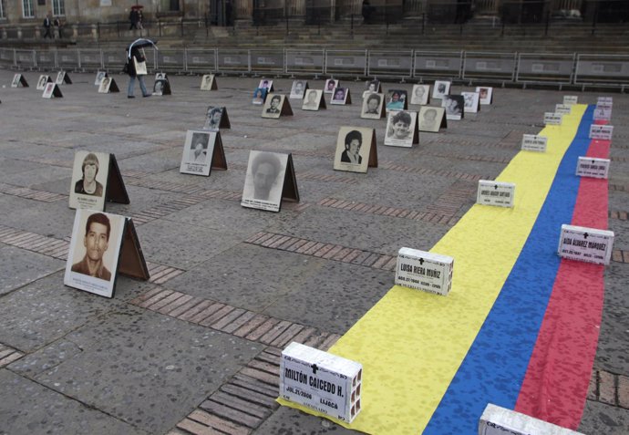 Imágenes de personas desaparecidas en la Plaza Bolívar