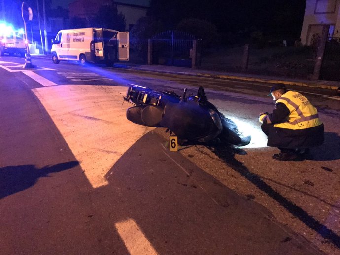 Agentes de la Guardia Civil en un accidente en Porto do Son (A Coruña)