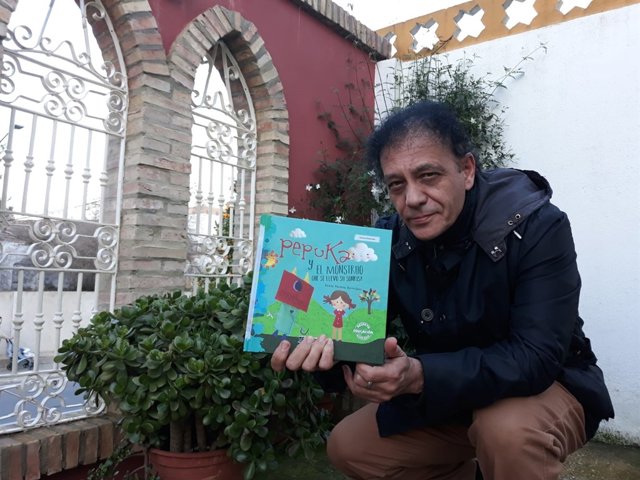 José Lagares con un ejemplar del libro.