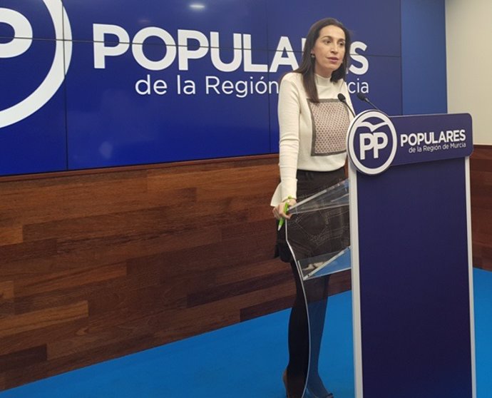 Nuria Fuentes, portavoz del PP de la Región de Murcia, en rueda de prensa  