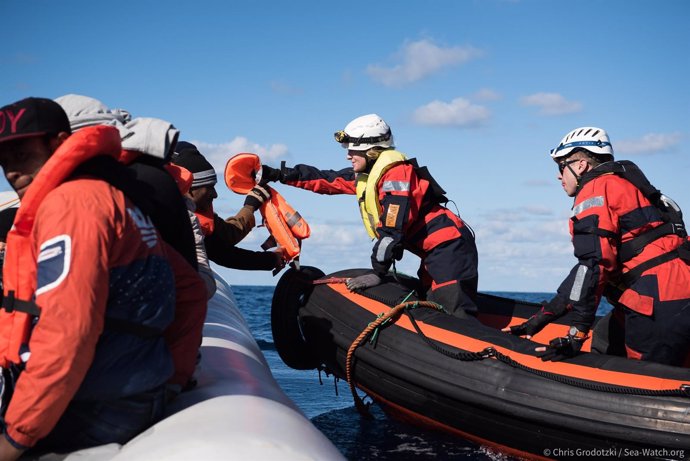 Inmigrantes rescatados por el 'Sea Watch 3' en el Mediterráneo