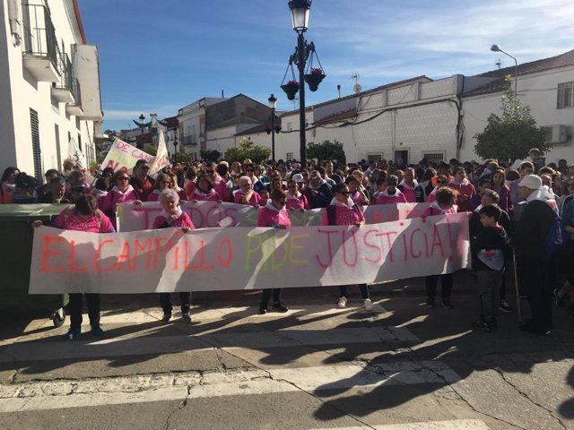 Vecinos asisten a la marcha en honor a Laura Luelmo