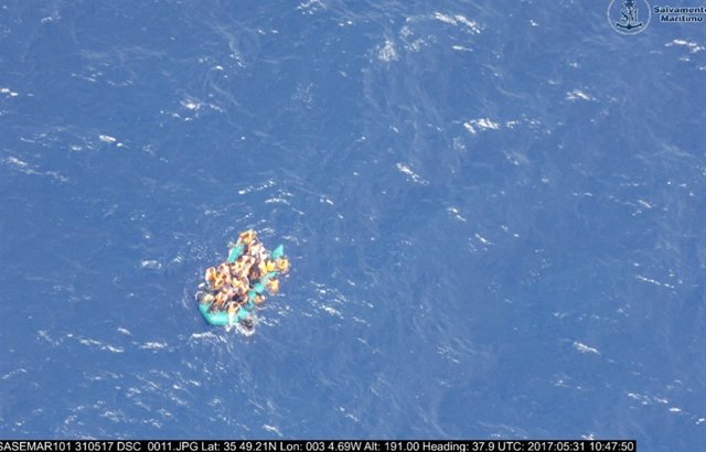 Patera semihundida captada por el avión Sasemar 101 de Salvamento Marítimo