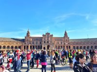 Medio millar de sevillanos participan en la marcha en la Plaza de España en homenaje a Laura Luelmo