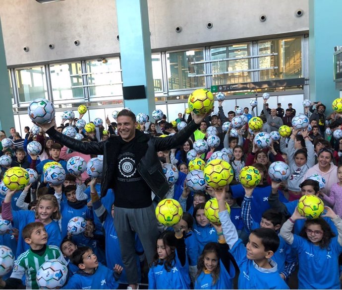 Joaquín reparte balones de fútbol a menores en riesgo de exclusión social