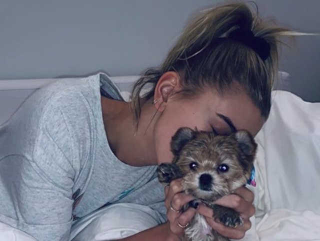 Hailey Baldwin con su perro Oscar Bieber
