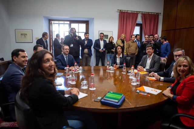 el presidente del PP-A, Juanma Moreno, junto con el secretario general del PP, T