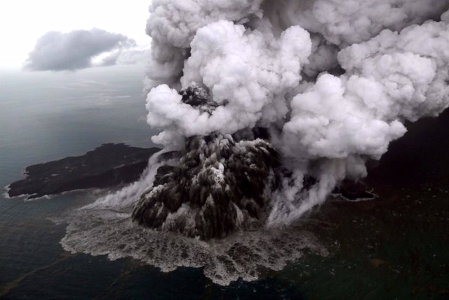 Vista aérea del volcán Anak Krakatau