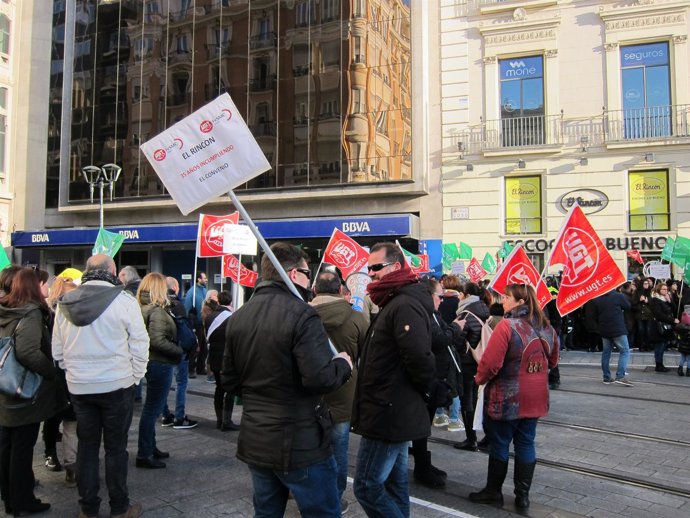 Trabajadoras de Frutos Secos 'El Rincón' protestan hoy ante una de las tiendas