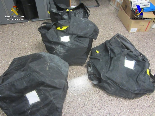 La Guardia Civil Interviene En El Puerto De Barcelona Cuatro Mochilas Con Cerca 