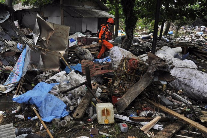 Tareas de rescate por el tsunami en Indonesia
