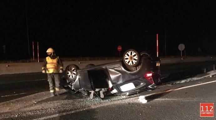 Vuelco de un coche en Santiurde de Reinosa