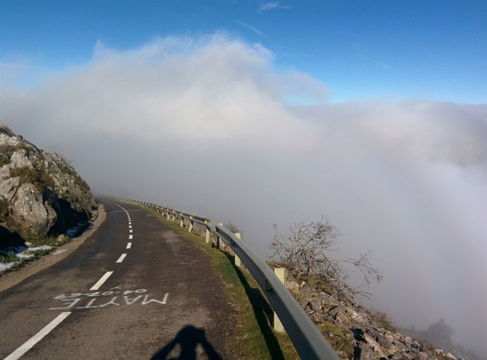 Angliru, nieve, montaña, invierno, carretera nevada, niebla