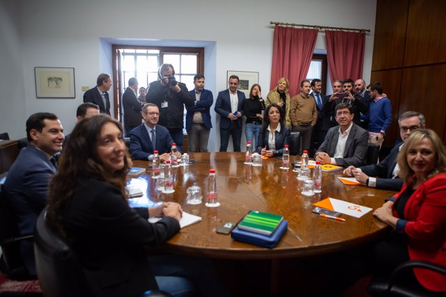 Reunión de delegaciones de PP y Ciudadanos (Cs) integradas por el presidente del