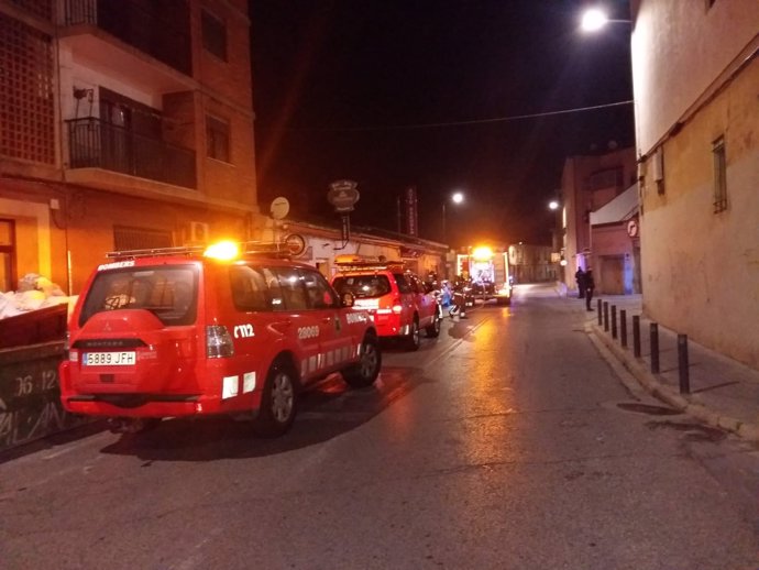 Bomberos extinguen un incendio en un bar de Burjassot (Valencia)
