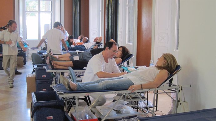 Donación de sangre en la Casa Colón de Huelva.