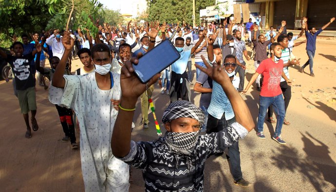 Manifestantes protestan contra el Gobierno en Jartum