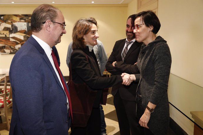La ministra Teresa Ribera saluda a la alcaldesa de Andorra, Sofía Ciércoles