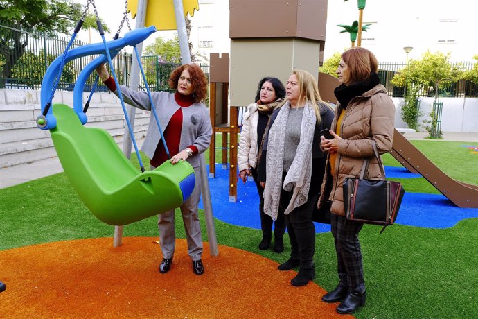 Adela Castaño en el nuevo parque infantil