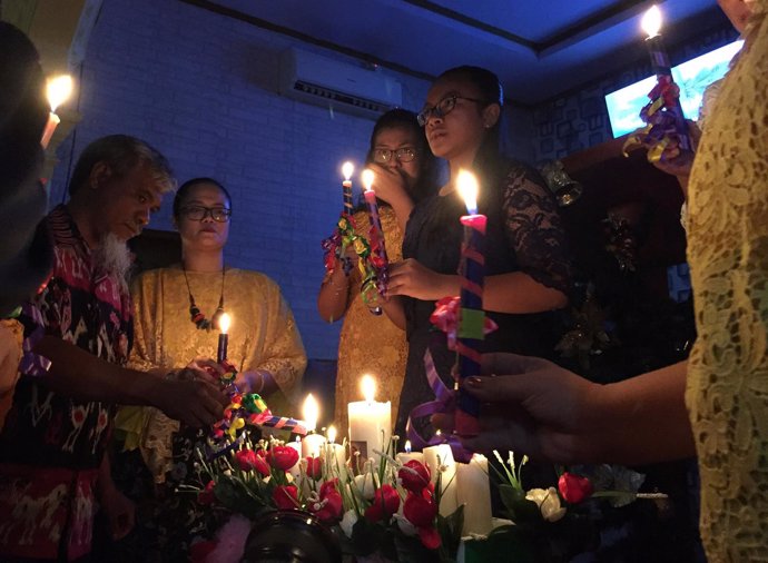 Afectados por el tsunami en Indonesia en una ceremonia de Navidad en Carita