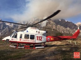 El helicóptero del 112 presta apoyo aéreo en incendio forestal en Lon