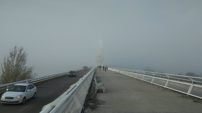 Niebla en el puente Lusitania de Mérida