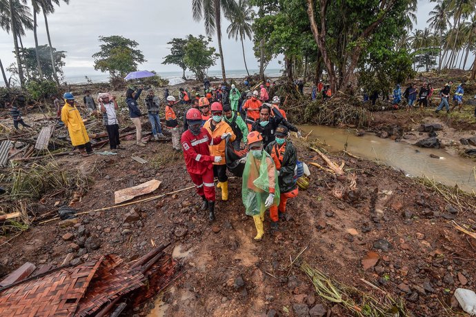 Equipos de rescate y limpieza rescatan a varias personas tras el tsunami 