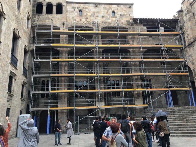 Los Trabajos De Rehabilitación De La Fachada Del Palau Reial Major
