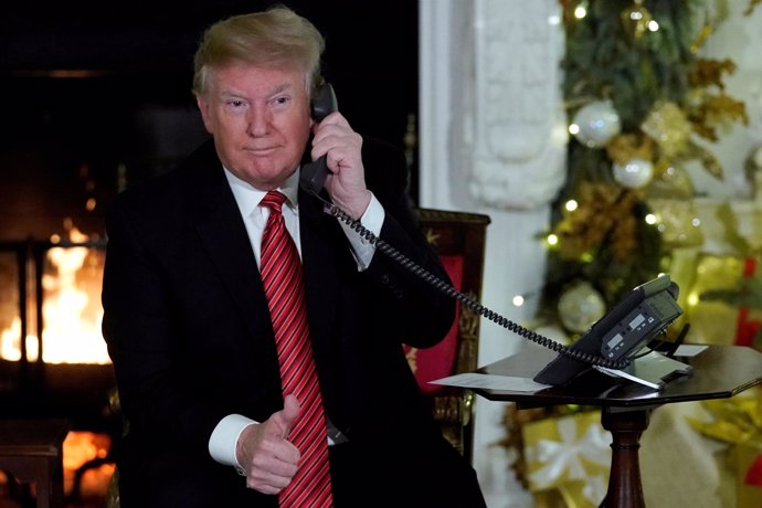 Donald Trump habla por teléfono