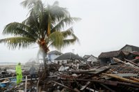 Continúa entre fuertes lluvias la búsqueda de víctimas del tsunami en Indonesia