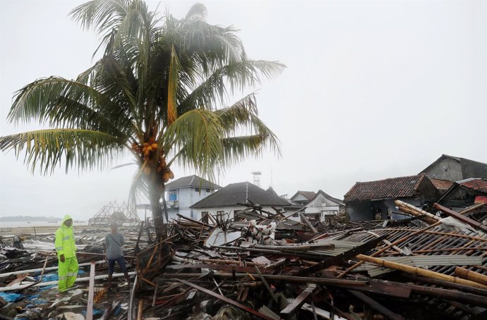 Labores de rescate en una playa de Sumur tras el tsunami