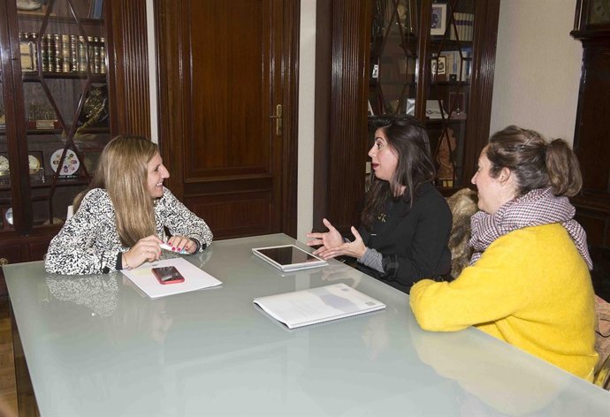 Irene García con las creadoras del documental 'Mujereando'