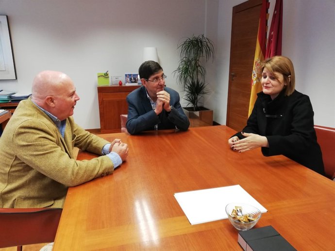 El consejero de Salud en la reunión